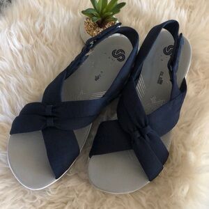 Cloudsteppers by Clarks Navy Sandals 7 Soft Cushy EUC